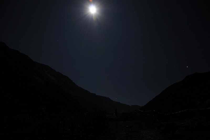 combeA_0.jpg - Après une bonne montée au claire de lune, nous voilà à la cabane.