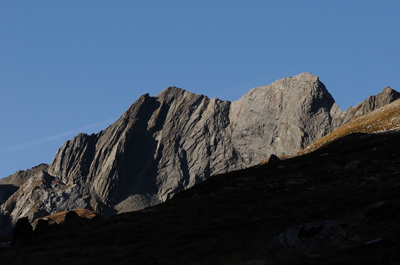 combeA_17.jpg - Nous voyons le fond de la combe qui donne  sur le Mont Ferret ou La Tsarve. 2977m.