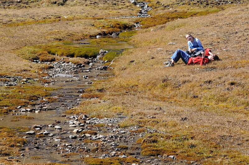 combeA_35.jpg - Pause de midi. La jeunesse se détend au bord du ruisseau.