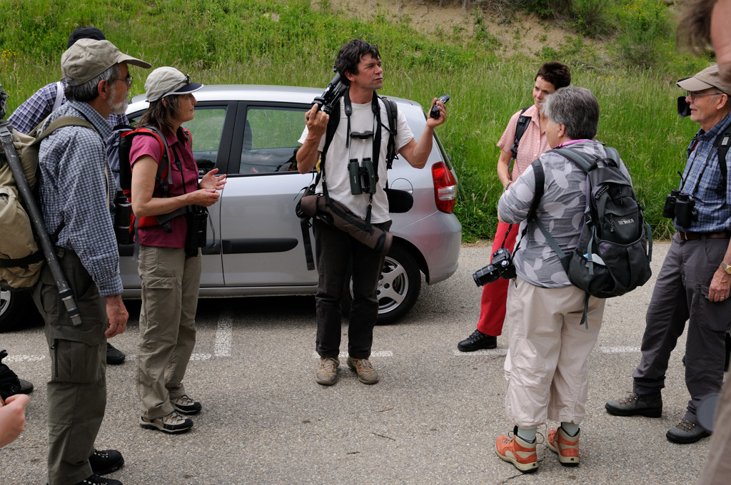 _0028560.jpg - Notre guide, Christian Tessier, nous présente le site du rocher du Caire et nous raconte la réintroduction des Vautours dans les Baronnies.