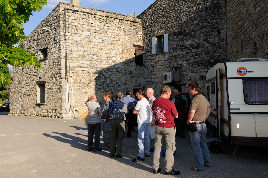_0028588.jpg - Un petit apéro surprise nous était offert par Pierre et Edith, qui avaient prévu le stock de bière dans leur caravane.