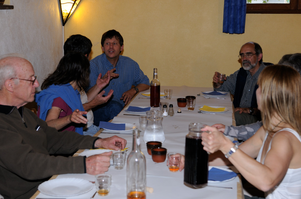 _0028595.jpg - Les discussions vont bon train en attendant le souper.