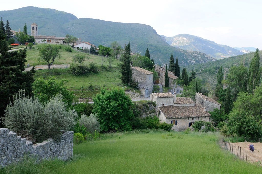 _0028616.jpg - Vue sur l'arrière du village de Villeperdrix.