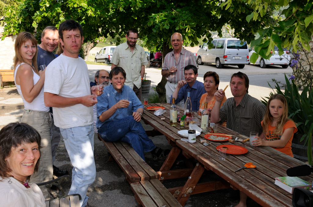 _0028703.jpg - De retour au gîte après un petit verre sur une terrasse au pied de St-May, nous nous prenons encore du bon temps avec, cette fois, l'apéro concocté par John et Nicole.