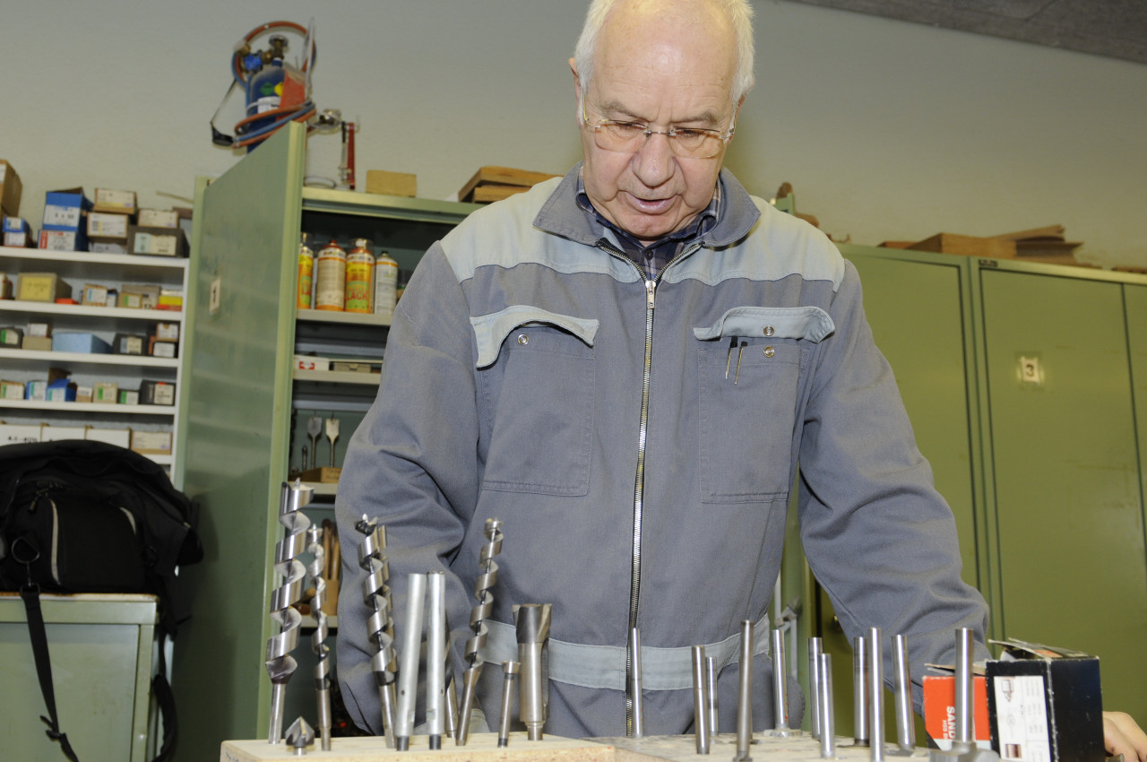 _0023422.JPG - Le Big Boss de la journée, Pierre Farron, devant un grand choix d'outils de perçage.